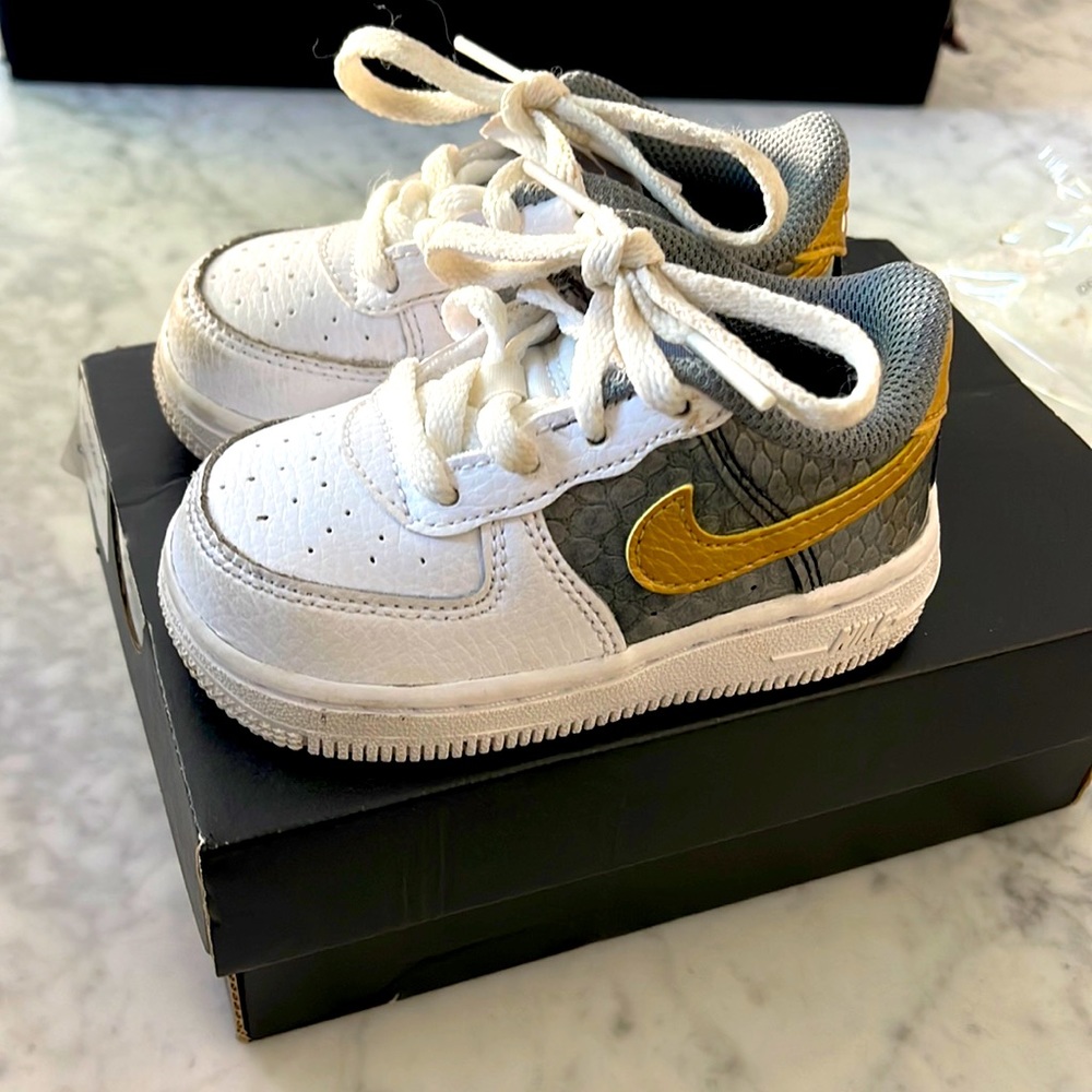 Toddler boys Jordan six rings TD size 6C white metallic gold gray worn
